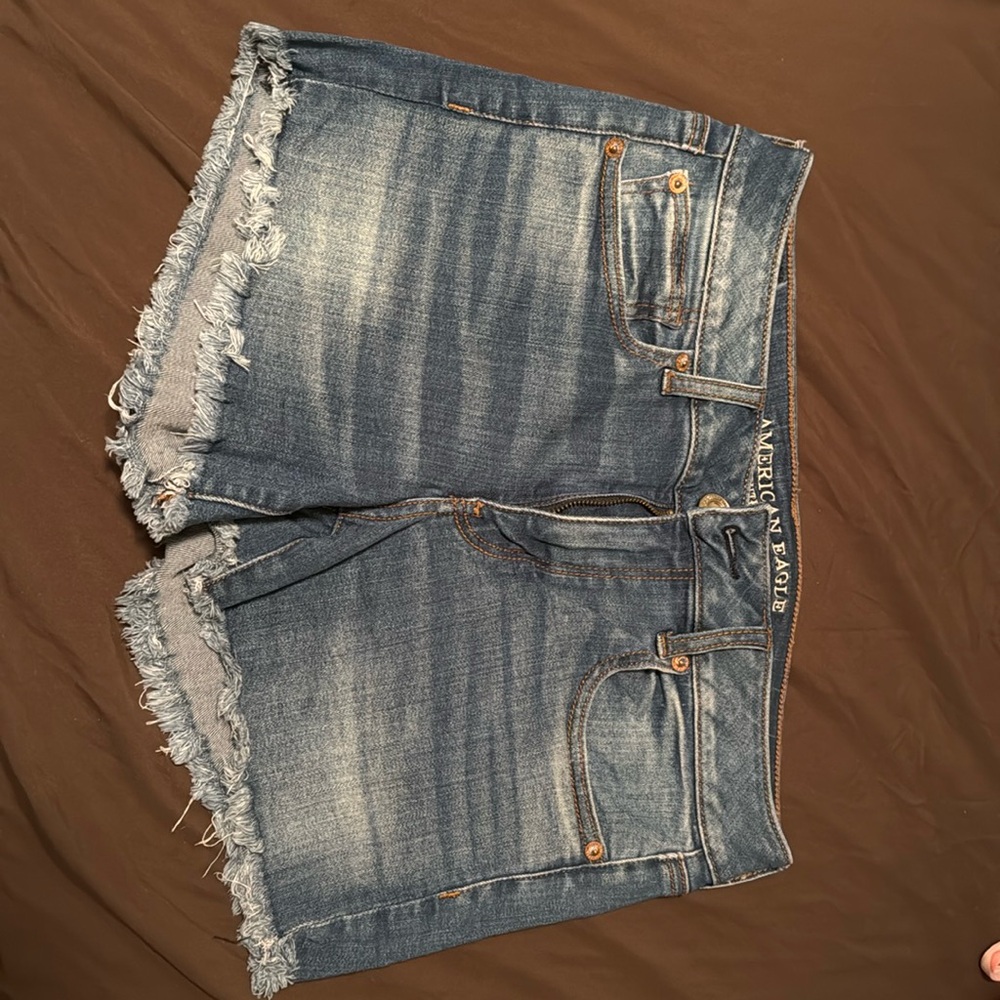 Sz 8 midi American Eagle shorts with frayed hem